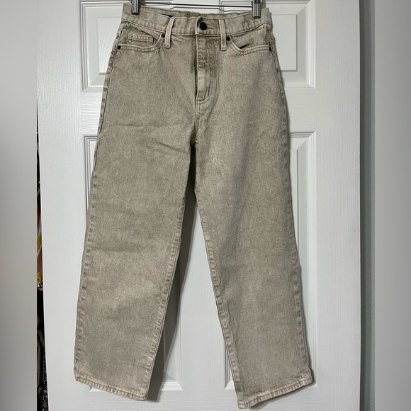 Universal thread khaki colored jeans, high-rise and crop-length. - Picture 1 of 2